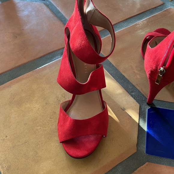 Red heels - Picture 2 of 3